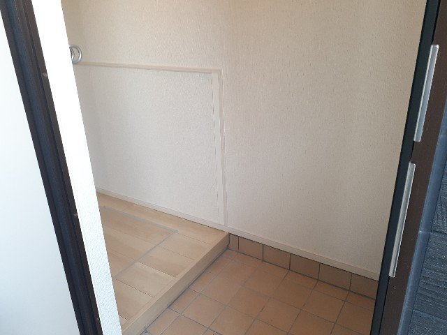 アスセーナ　並木の玄関