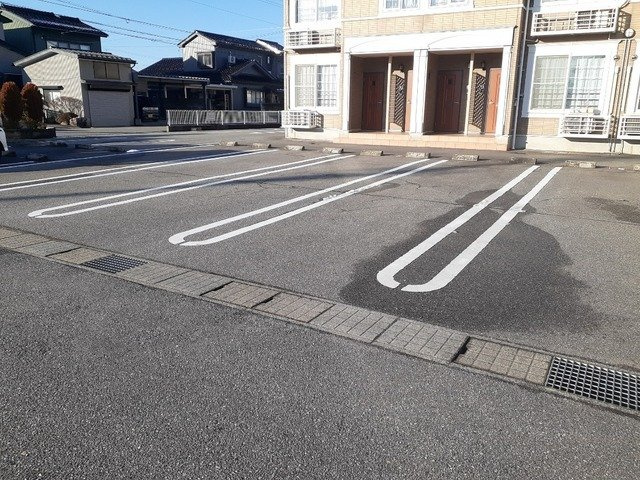 ソフテイル　Ｃの駐車場|駐車スペースもあります