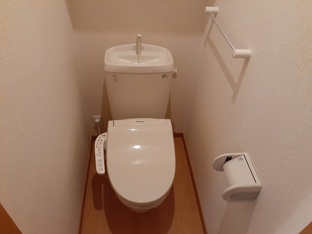 ヴィラ・アルペ－ジュ　Ⅱのトイレ|落ち着いた色調のトイレです