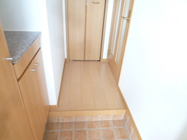 ヴィラ・アルペ－ジュ　Ⅱの玄関|シンプルで使いやすい玄関です