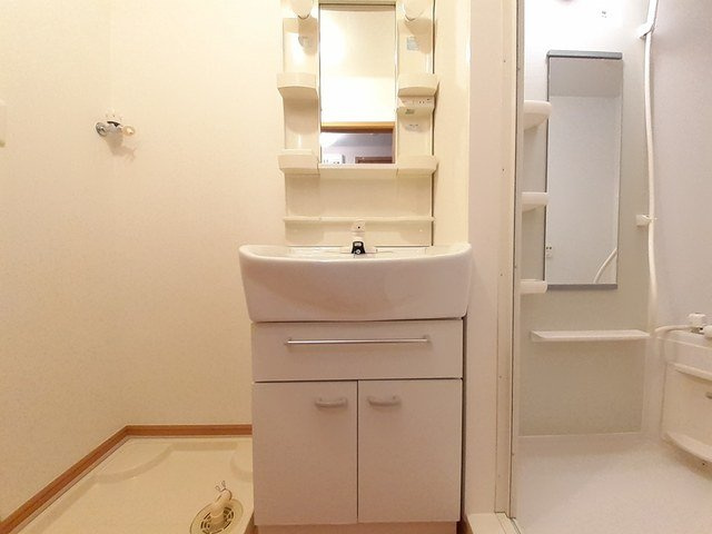 ヴィアーレ秋吉の洗面所|スペースが確保できる洗面所です