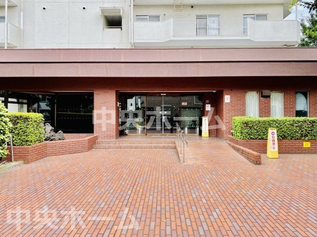 白鳥スカイマンションのエントランス|【エントランス】マンションのエントランスは、その物件の印象を決める、顔とも言える場所です。毎日通る場所ですからきれいなのが良いです。エントランス内はオートロックですので暮らしの安全も確保されています。