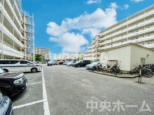 白鳥スカイマンションの駐車場|【敷地内駐車場】最新の空き状況や費用などの詳細は担当スタッフまでお問い合わせください。