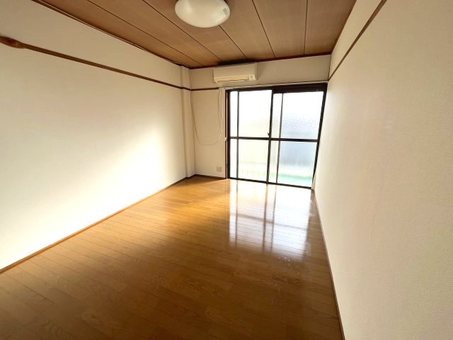 永本マンションの洋室