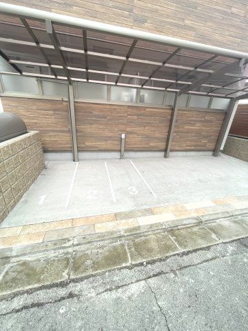 フォレストクリエオーレ宮前町壱番館の駐車場