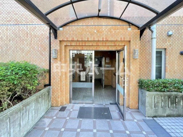 ライオンズマンション親水公園第２のエントランス|【エントランス】マンションのエントランスは、その物件の印象を決める、顔とも言える場所です。毎日通る場所ですからきれいなのが一番です。エントランス内はオートロックですので暮らしの安全も確保されています。