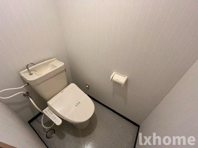 メゾンファミールのトイレ|落ち着いた色調のトイレです