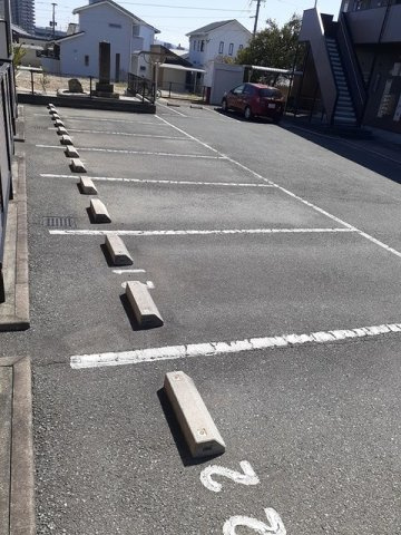 ストーンヒルズＢの駐車場