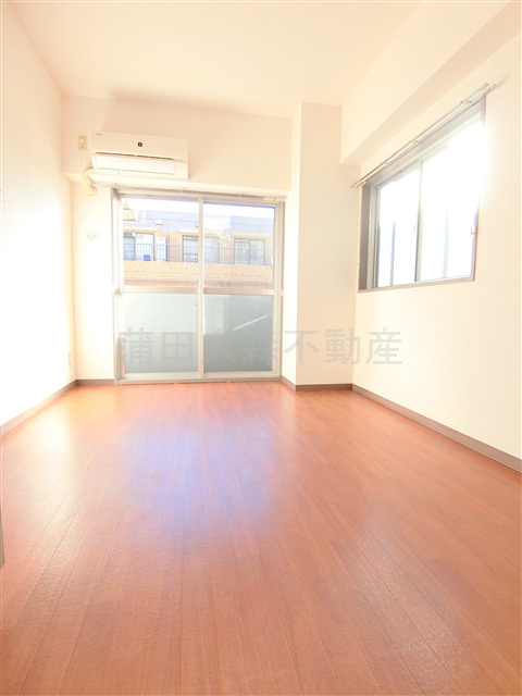 キャッスル・エイト東矢口の居間・リビング|南東角部屋２面採光の明るい洋室6帖