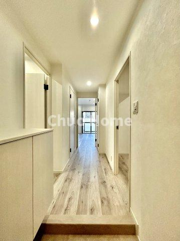 モナーク根岸の玄関|【玄関】玄関にはシューズクローゼットを設置しておりますのでいつでもスッキリりとした空間を保てます。玄関周りを清潔に使うのはとても大事なことですよね。