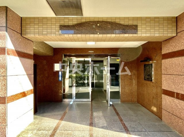 モナーク根岸のエントランス|【エントランス】マンションのエントランスは、その物件の印象を決める、顔とも言える場所です。毎日通る場所ですからきれいなのが一番です。