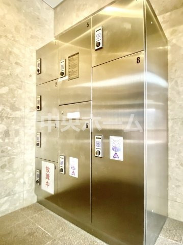 モナーク根岸の設備|【宅配ボックス】在宅時・不在時に関わらず、居住者の代わりに非対面で宅配物を受け取ってくれる便利な設備です。見学時にはお部屋だけではなく共用部分もぜひチェックしてください。