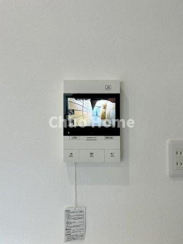モナーク根岸のセキュリティ|【モニターホン】誰が来たかすぐにわかるカラーモニター付きインターホン。通話ボタンを押すまでは室内の音は漏れていませんので相手を確かめてから応対できます。