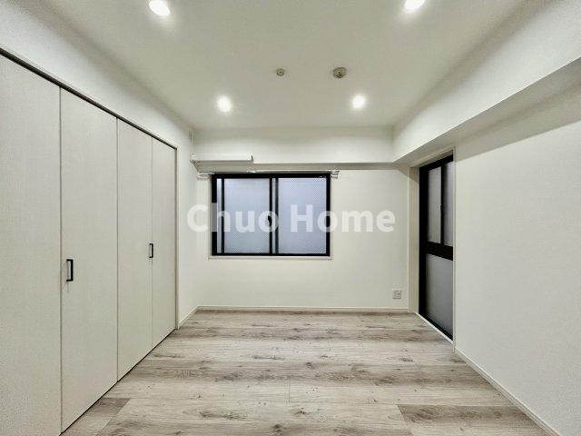 モナーク根岸の寝室|【寝室】心と体をゆったりと安らげる主寝室。寝室のゆとりが大きい分だけ、暮らしの安らぎは深まります。一日の疲れを癒すだけでなく、ご夫婦の親密な語らいを紡ぎ出します