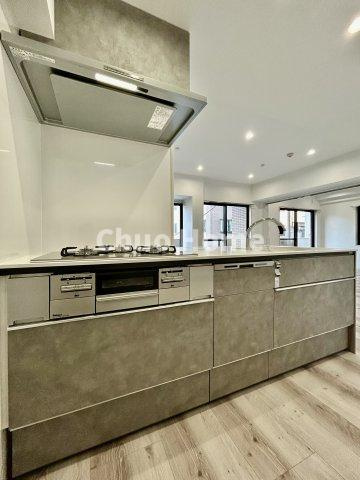 モナーク根岸のキッチン|ワイドで収納豊富なシステムキッチン