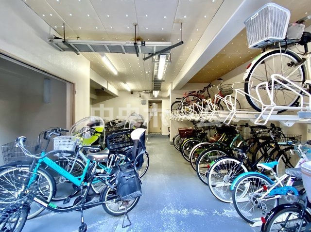 モナーク根岸の駐輪場|【自転車置き場】最新の空き状況や費用などの詳細は担当スタッフまでお問い合わせください。