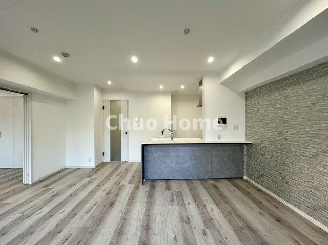 モナーク根岸のキッチン|視界に広がりを生むオープンなキッチン。料理や片付けをしながら、家族との会話を楽しんだり、リビングで遊ぶ子どもを見守れます。ご見学時には家具の配置などもイメージしながらぜひご覧になって見て下さい。