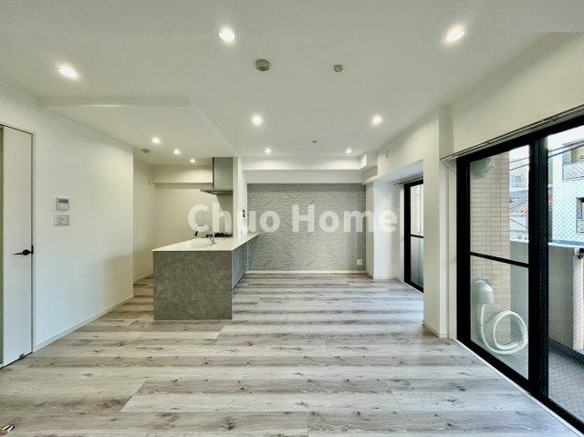 モナーク根岸の居間・リビング|【リビングダイニング】一日の中で多くの時間を過すことになるリビングダイニングだからこそ、いつも穏やかな空間であることが必然。爽やかな通風と採光を存分に感じる事が出来る空間です。