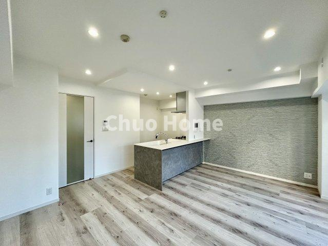 モナーク根岸のダイニング|【ダイニング】忙しい朝でも、しっかり家族が揃って食事をして頂けるゆとりある大きさのダイニングスペース。奥様が作る手料理をカウンター越しに受けとって頂き、テーブルで囲む素敵な時間を存分に愉しんで下さい。