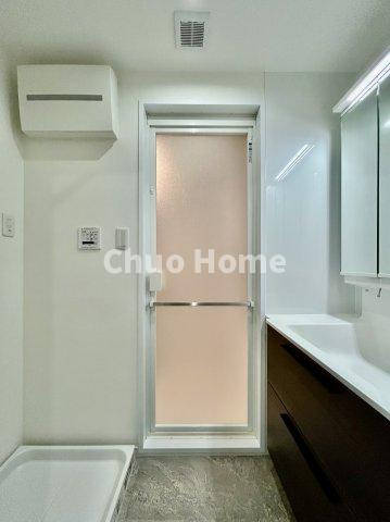 モナーク根岸の脱衣所|【洗面所】明るい洗面所は朝をすっきりさせてくれる空間です。バタバタしている忙しい朝でも収納が多い洗面台では短い時間で効率良く支度ができます。