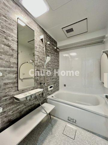 モナーク根岸の浴室|【バスルーム】暖房換気乾燥機付きシステムバスルーム。暖房・冷風・換気・乾燥など、毎日を快適に過ごせるうれしい機能が揃っています。雨の日の洗濯物も安心です。