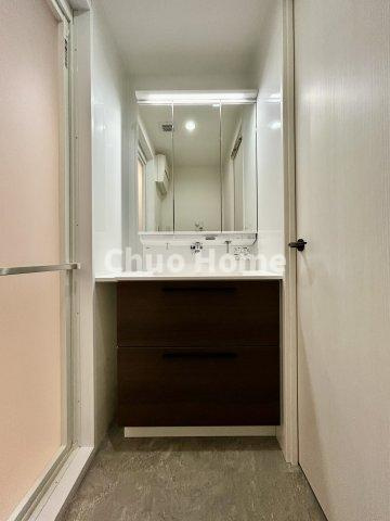 モナーク根岸の独立洗面台|【洗面化粧台】洗面化粧台には三面鏡を採用。身だしなみを整えやすい事はもちろんですが、鏡の後ろに収納スペースを設ける事により、散らかりやすい洗面スペースをすっきりさせる事が出来るのも嬉しいですね