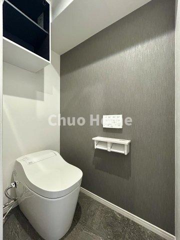 モナーク根岸のトイレ|【トイレ】 収納スペースをしっかりと確保した温水洗浄便座機能付きトイレ。温水洗浄便座は清潔にお使いいただくための大切なアイテムです。