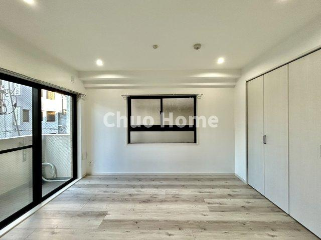 モナーク根岸の洋室|【洋室】快適に過ごす条件は、一人ひとり違います。だからこそ飾り過ぎないシンプルな内装と偏り過ぎないデザインで統一しております。居住していく中でオーナー様だけの【マイホーム】に創り上げて下さい