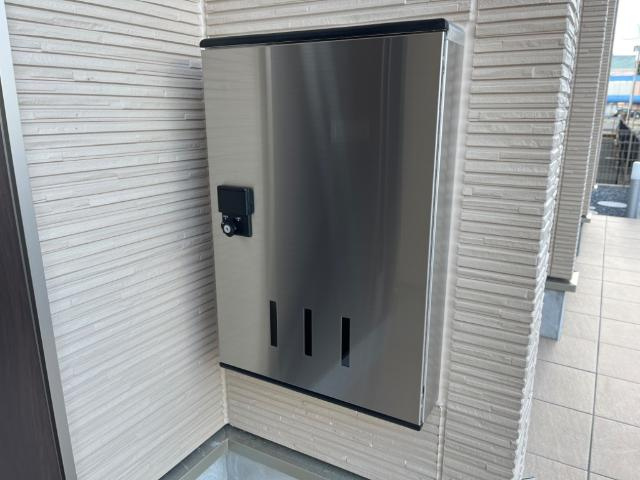 バンクシアローズの玄関|宅配ボックス