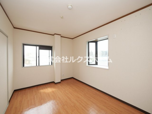 ヴァイセスシュロス南茨木の寝室|落ち着いた色調の寝室です