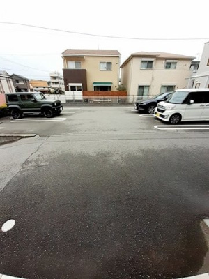 【駐車場】 | グランコンフォート | 駐車場があるので、車を買う予定の方も安心です