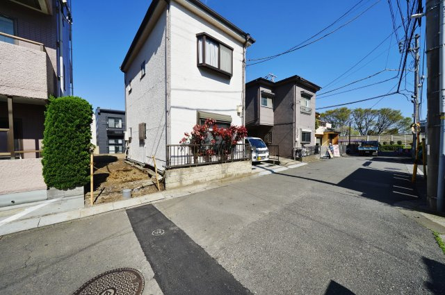 【横浜市保土ケ谷区星川3丁目10-26新築戸建て】★仲介手数料無料★（仏向小学校・橘中学校）の前面道路含む現地写真