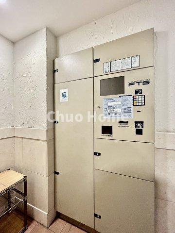 ネバーランド大島の設備|【宅配ボックス】在宅時・不在時に関わらず、居住者の代わりに非対面で宅配物を受け取ってくれる便利な設備です。わかりやすくご説明致しますので見学時にはお部屋だけではなく共用部分もぜひチェックしてください。