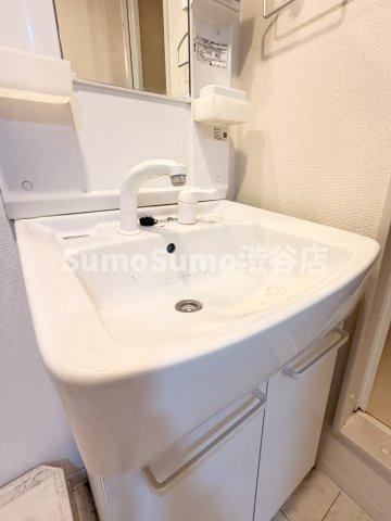 ケイ・アパルトメント三宿の独立洗面台|独立洗面台、小物を置くことができて便利です