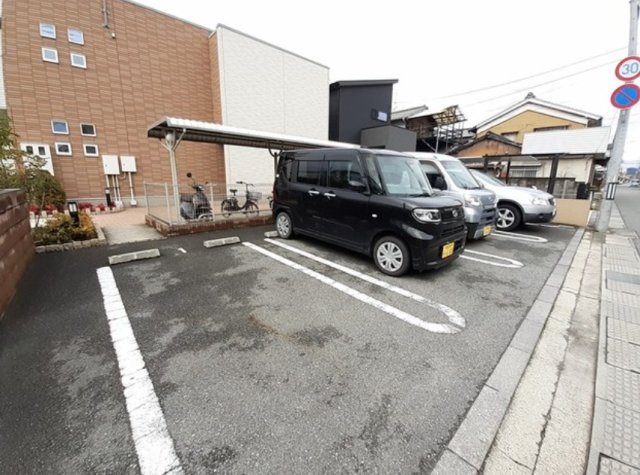 プラシード三宅の駐車場