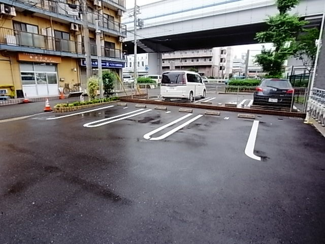 カーサミーア二葉町の駐車場