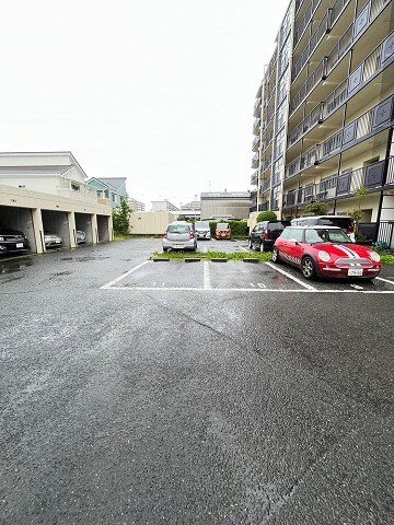フェルザ西宮の駐車場