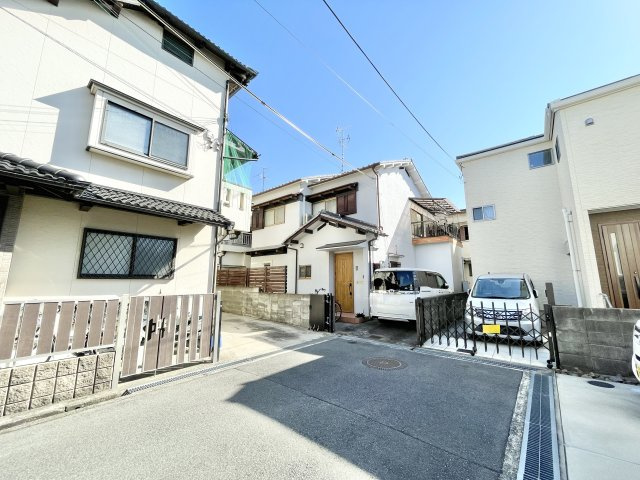 ■枚方市東香里元町　中古一戸建て・リフォーム済み■の前面道路含む現地写真