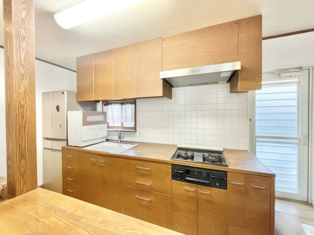 ■枚方市東香里元町　中古一戸建て・リフォーム済み■のキッチン|リビングと統一感のある使いやすいキッチンです♪