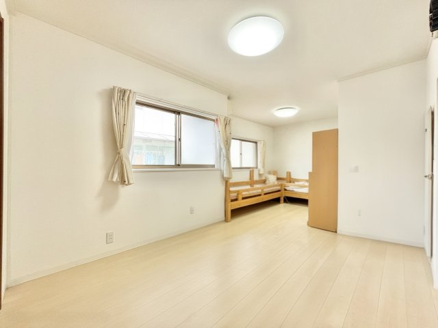 ■枚方市東香里元町　中古一戸建て・リフォーム済み■の寝室|落ち着いた色調の寝室です
