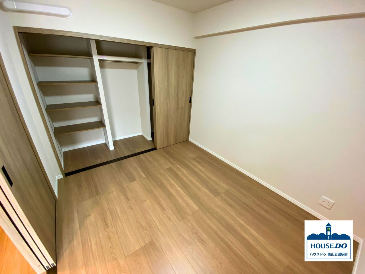 2路線利用可＆3SLDK南西向き住戸！サンハイツ東山の洋室|ダイニング隣の洋室には特に広いクローゼットがついています。
全居室収納（サービスルーム付き）でお部屋が片づきます。