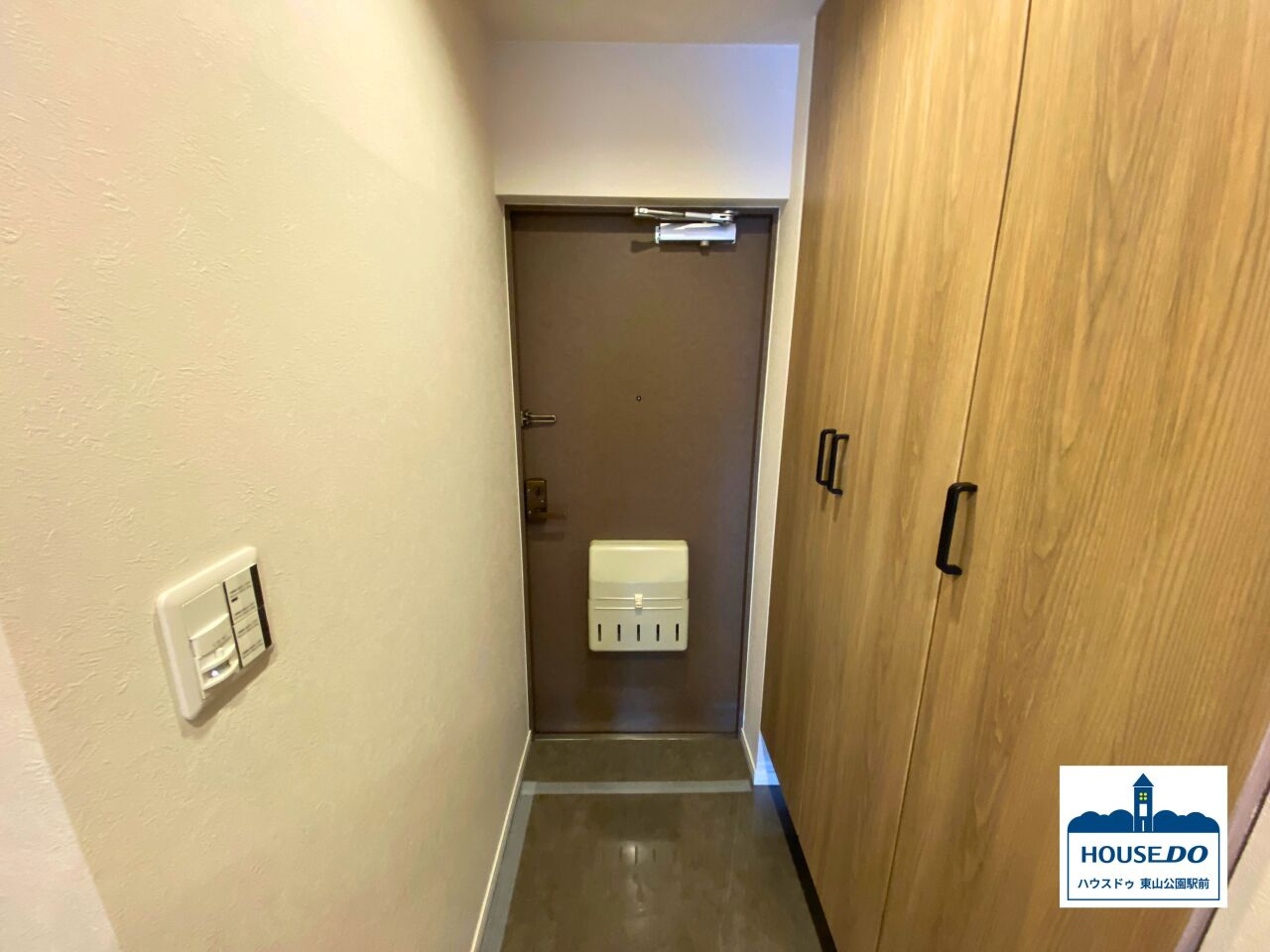 2路線利用可＆3SLDK南西向き住戸！サンハイツ東山の玄関|玄関には大きめの収納がついており、すっきりした空間を実現。毎日の「出入り」を快適に、スムーズにします。