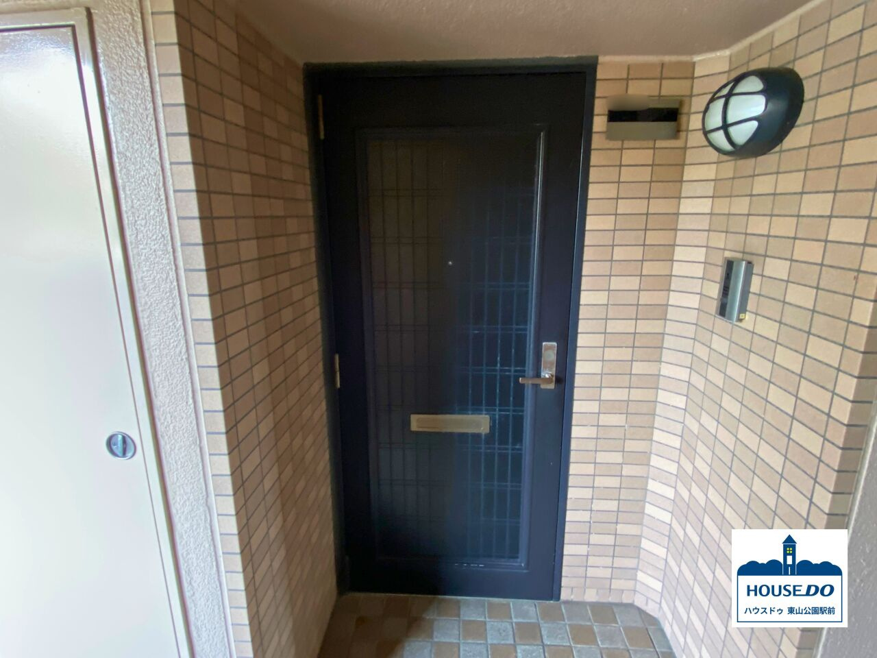 2路線利用可＆3SLDK南西向き住戸！サンハイツ東山の玄関|共用通路から見た玄関のようす。