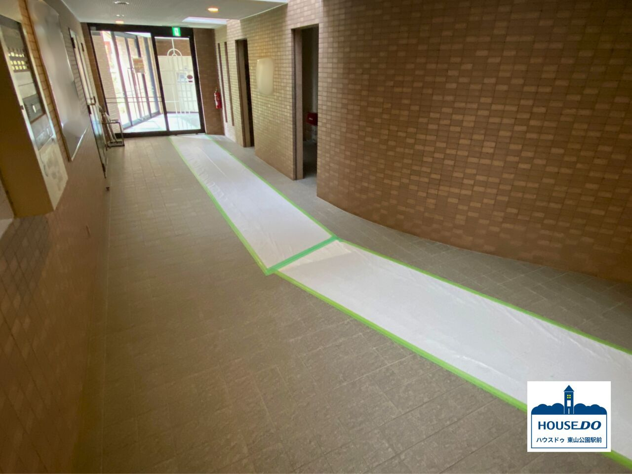 2路線利用可＆3SLDK南西向き住戸！サンハイツ東山のロビー|エレベータからエントランス方向に延びるロビー空間です。