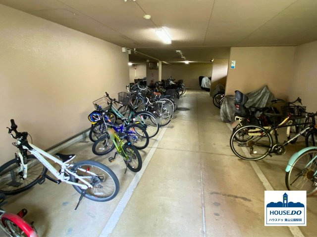 2路線利用可＆3SLDK南西向き住戸！サンハイツ東山の駐輪場|屋内駐輪場は、雨風を凌げて嬉しいですね♪