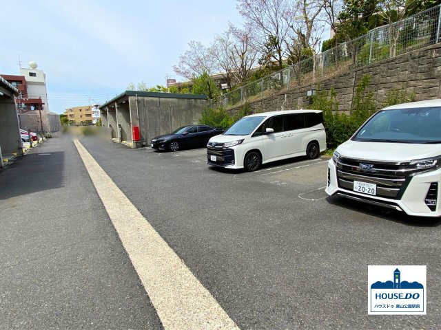 2路線利用可＆3SLDK南西向き住戸！サンハイツ東山の駐車場|敷地内平面駐車場のようす。