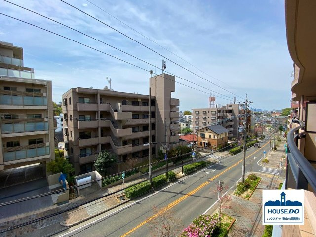 2路線利用可＆3SLDK南西向き住戸！サンハイツ東山の展望|4階のバルコニーは日当たり・風通しともに良好。晴れた日には心地よい光と風を感じながら、くつろぎの時間を過ごせます。
前面道路は地下鉄「本山駅」方面にのびています。