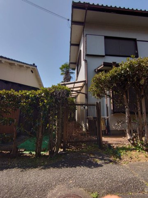 【その他】 | 尾上町長田建築条件なし売地 | 生垣の切れ目から右側が本物件です