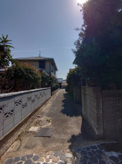 【その他】 | 尾上町長田建築条件なし売地 | 現在、私道（持分１／３）の幅員は２．５ｍですが再建築時には通路の反対側（左側のブロック塀）から４ｍ後退して空地を確保する必要があります