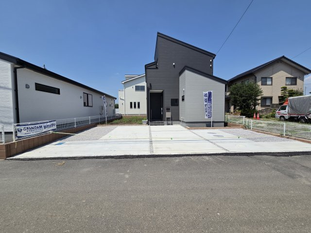 新築　太田市鳥山中町第2　Livele Garden.S　1号棟　の駐車場|現地写真　駐車スペースは並列2台+1台分可能です！
